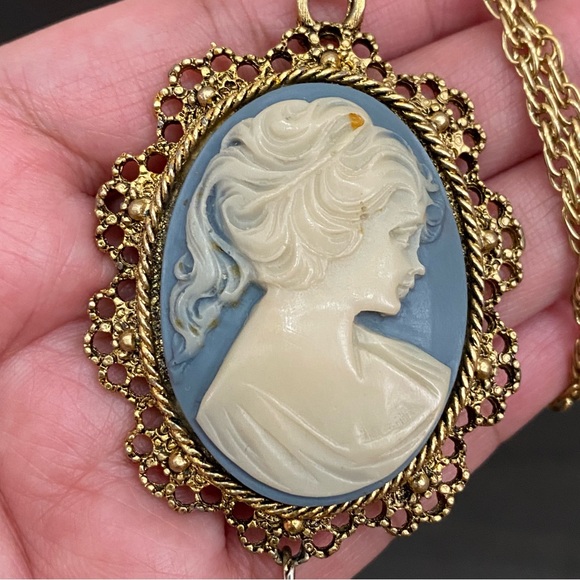Vintage Unsigned Blue Cameo Pendant Necklace - Picture 5 of 15